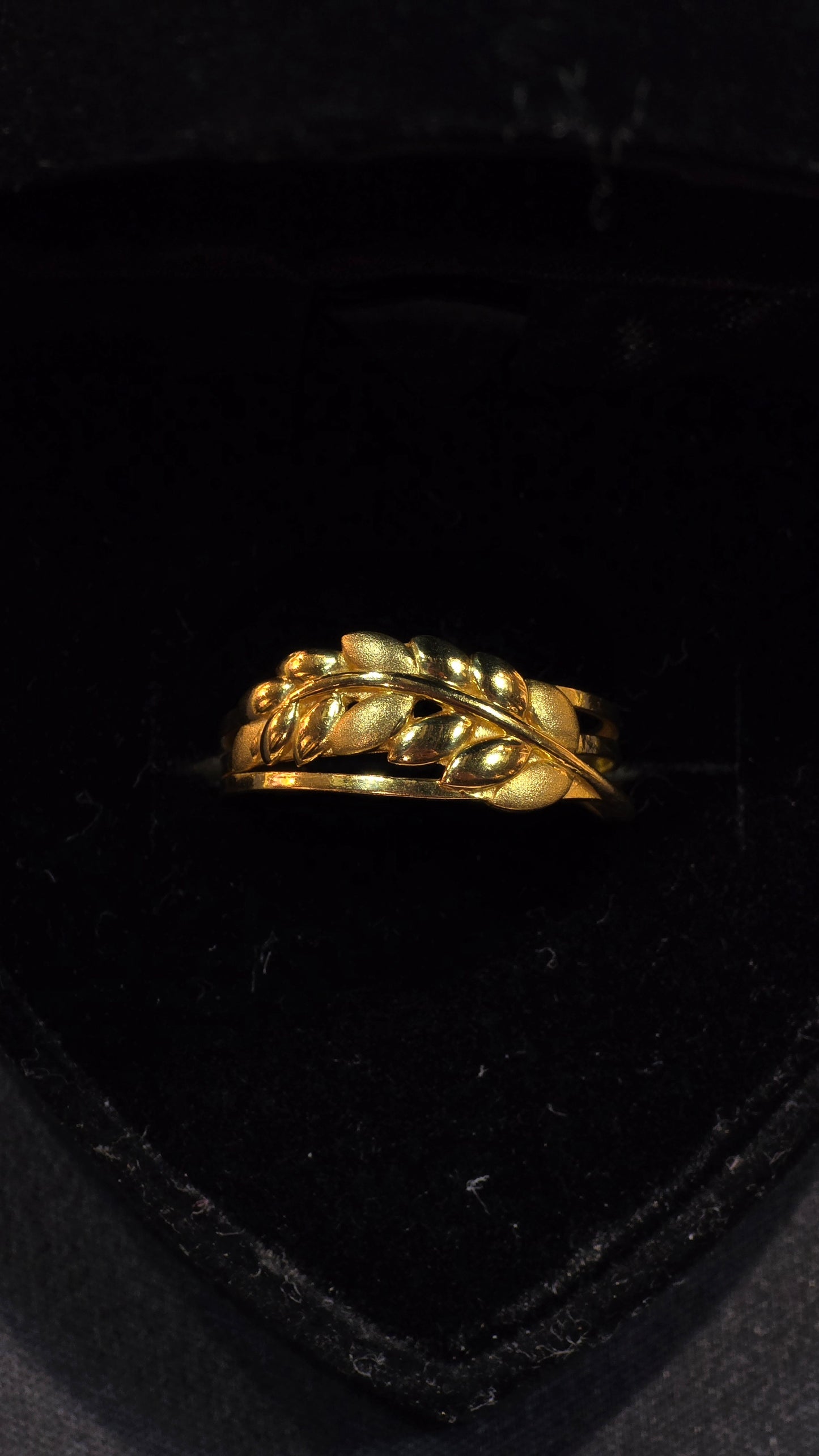 22kt Gold Leaves Design Ring
