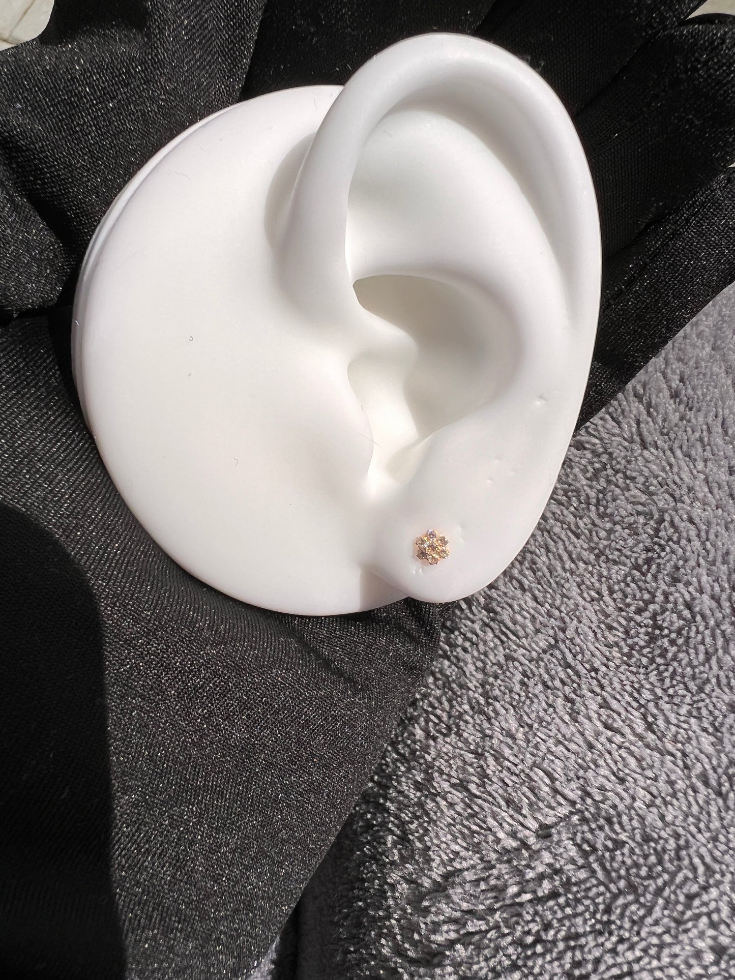 18kt Ear Studs – Flower (gold flat back)